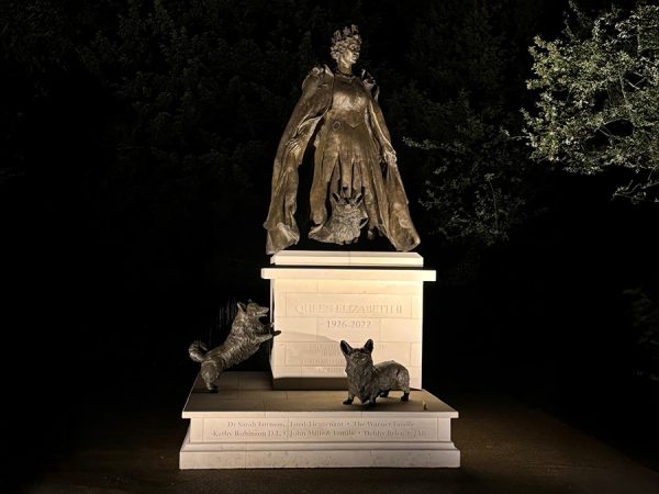 Queen-Elizabeth-II-Statue-Armadillo-Lighting-2